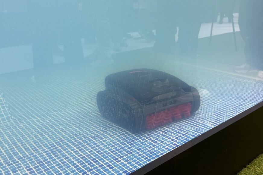 Roborock RockAqua P1 erkennt Schmutzstellen per ClearVision im Pool